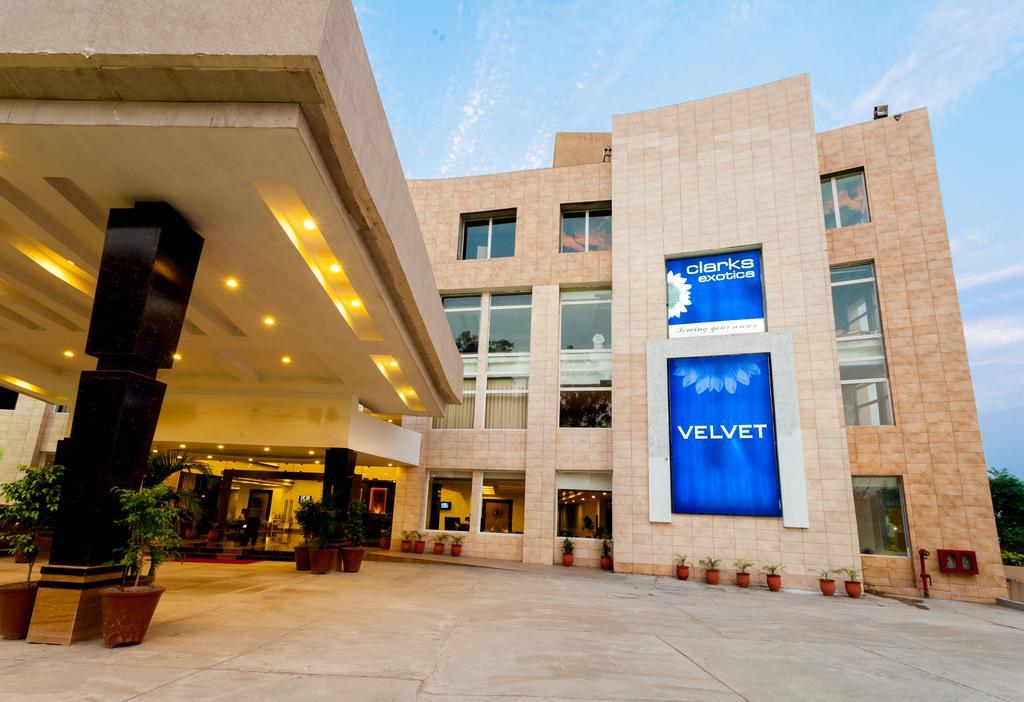 Velvet Clarks Exotica Hotell Zirakpur Exteriör bild