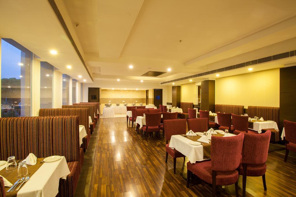 Velvet Clarks Exotica Hotell Zirakpur Exteriör bild