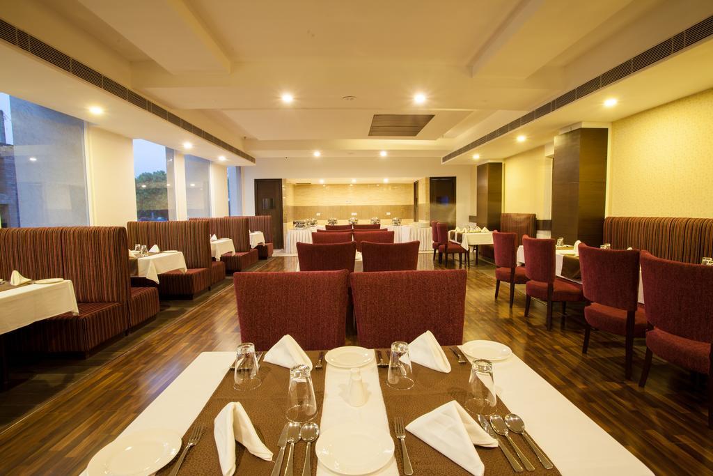 Velvet Clarks Exotica Hotell Zirakpur Exteriör bild