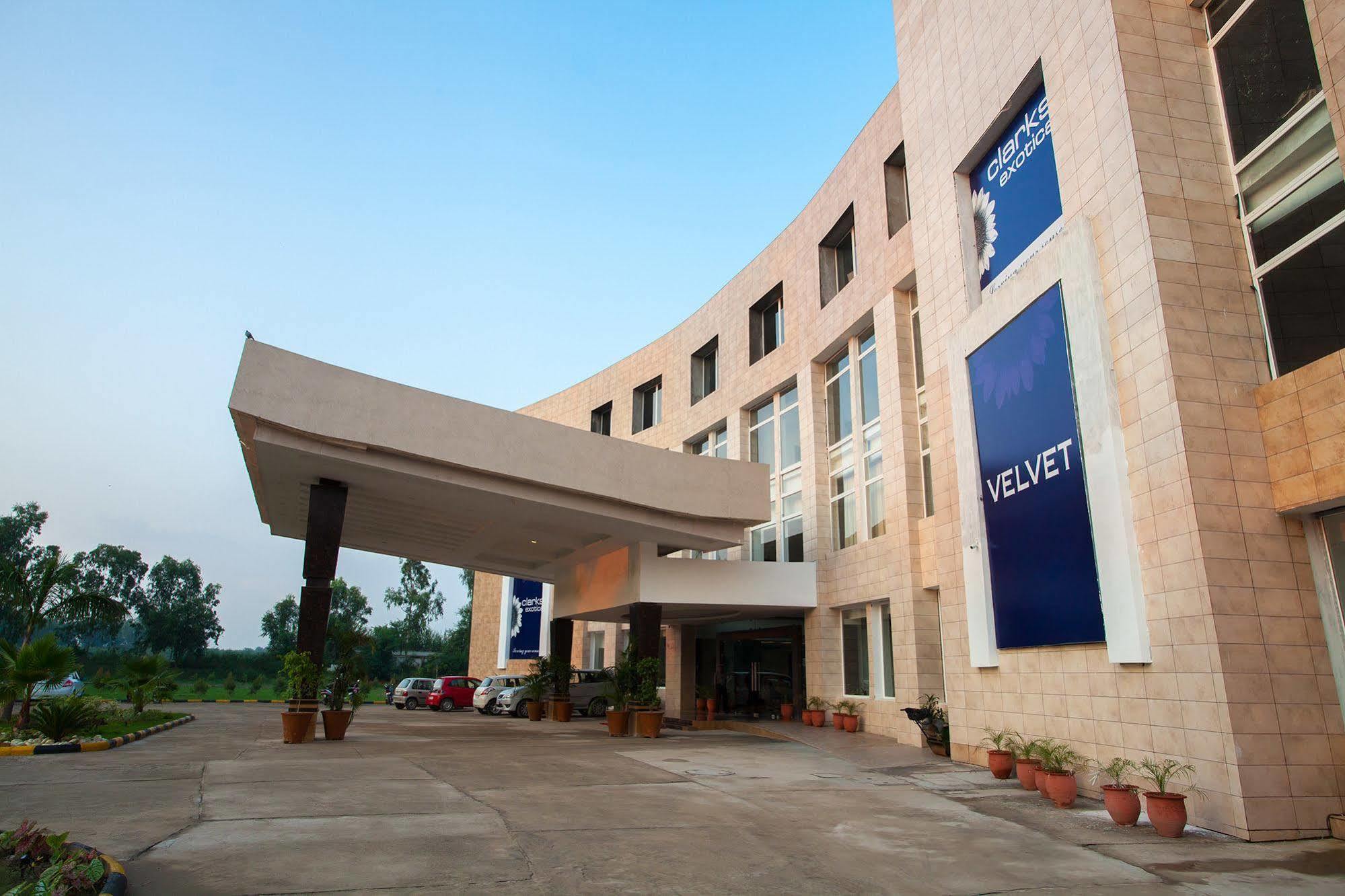 Velvet Clarks Exotica Hotell Zirakpur Exteriör bild